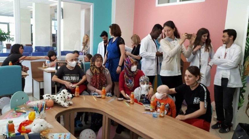 Hem Sevgilerini, Hem Hediyelerini Paylaştılar