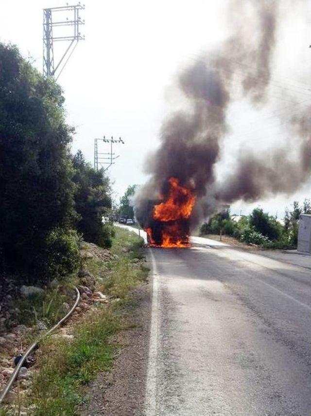 Seyir Halindeki Kamyon Alev Alev Yandı