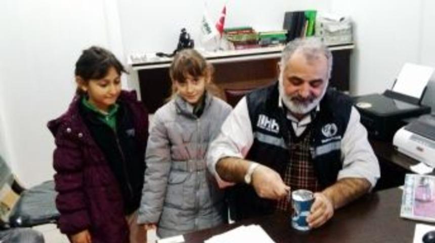 İkizler Har&ccedil;lıklarını Yetimlerle Paylaştı