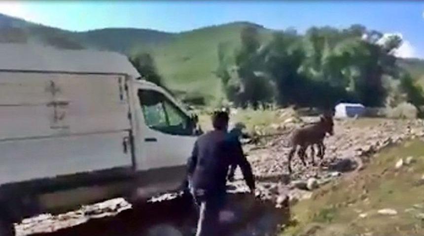 Yaylada Mahsur Kalan Aracı Eşekler Kurtardı