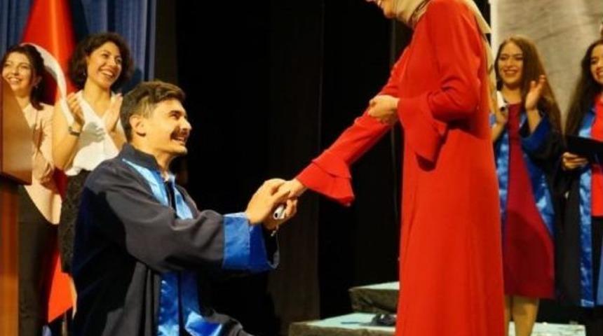 Üniversite Mezuniyet Töreninde Sürpriz Evlilik Teklifi