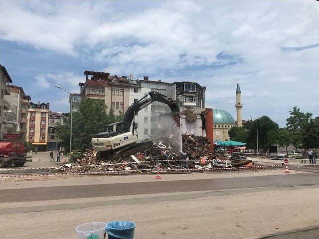 Yolda Kalan Binanın Yıkımı Tamamlandı