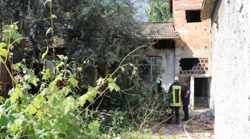 Metruk Evde Çıkan Yangın Korkuttu