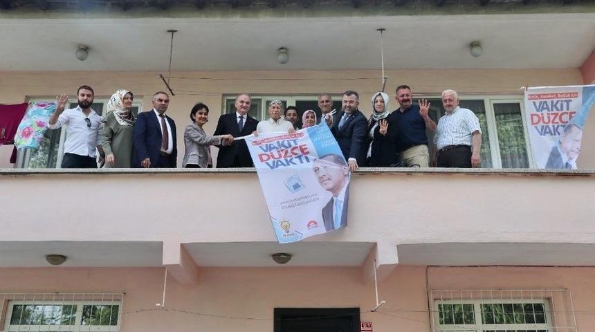 Bakan &Ouml;zl&uuml;, Ev Ziyareti Yaptı Ak Parti Bayrağı Astı