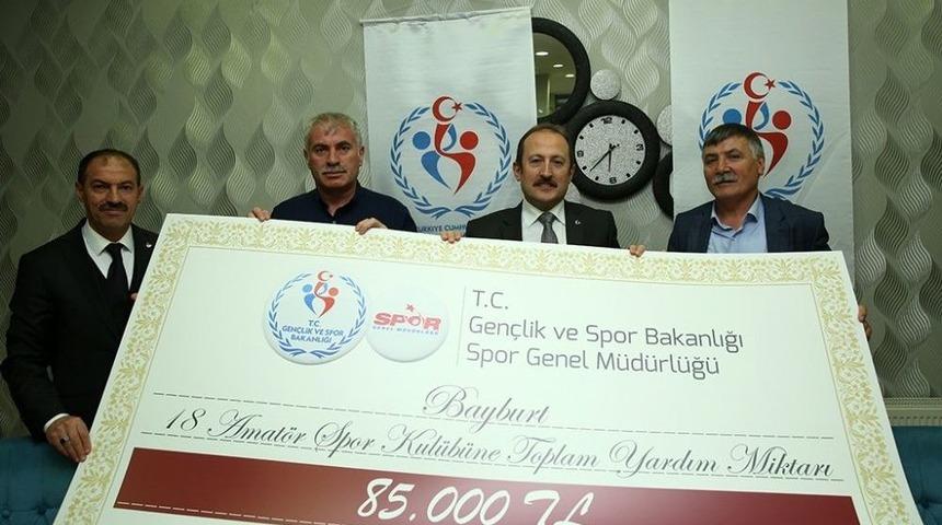 Bayburt&rsquo;taki Amat&ouml;r Spor Kul&uuml;plerine 85 Bin Tl&rsquo;lik Destek