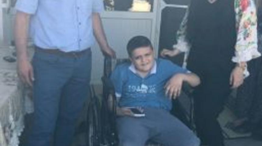 Başkan Yaralı&rsquo;dan Engelli &Ccedil;ocuğa Tekerlekli Sandalye