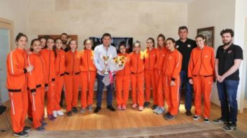 Şampiyon Voleybolculardan Başkan Kocadon’a Ziyaret