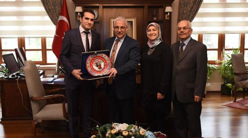 Vali G&uuml;ven&ccedil;er, Konuklarını Ağırlamaya Devam Ediyor