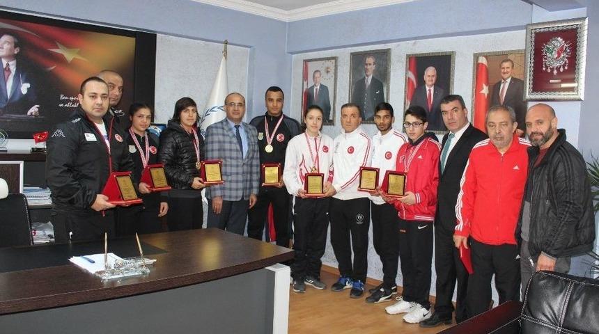 Başarılı Boks&ouml;rlere Plaket