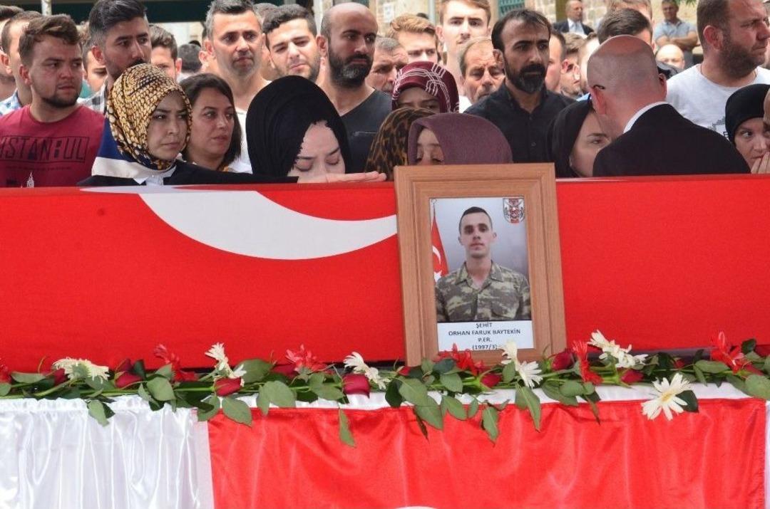 Şehidin Cenazesine Binlerce Kişi Katıldı