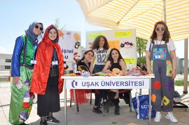 Uşak Üniversitesi’nde Öğrenci Toplulukları Stant Çalışmalarına Devam Ediyor