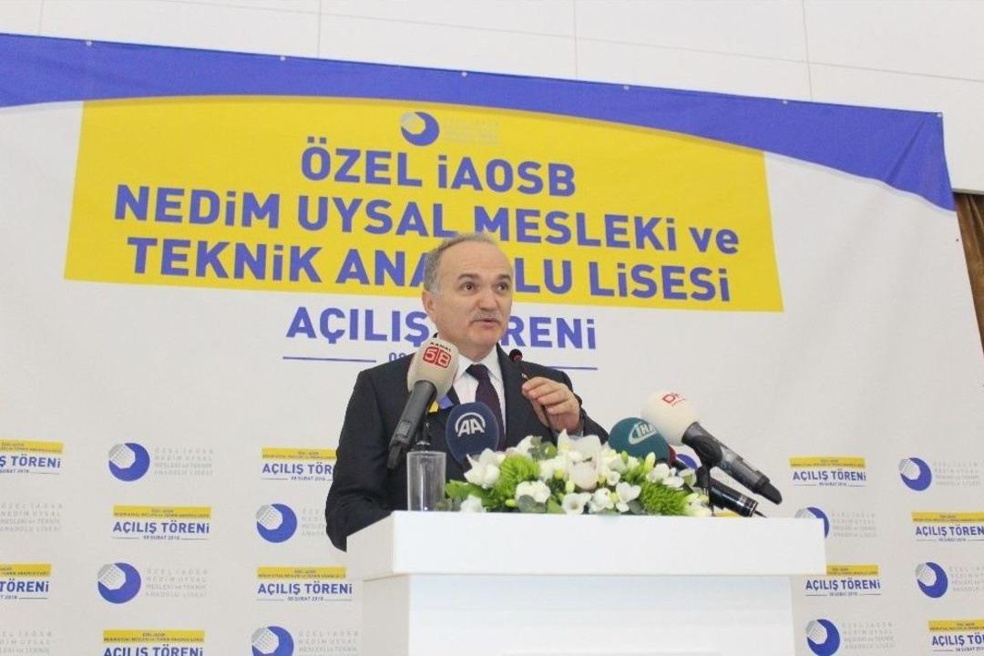 Bakan &Ouml;zl&uuml;&rsquo;den Mesleki Ve Teknik Eğitim Vurgusu