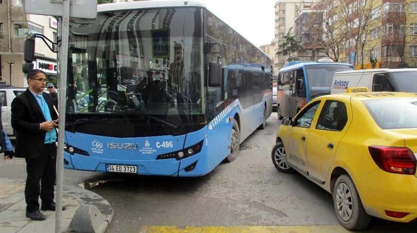 Kadık&ouml;y&rsquo;de Halk Otob&uuml;s&uuml; Ve Ticari Taksi &Ccedil;arpıştı: 1 Yaralı