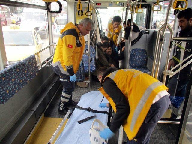 Kadıköy’de Halk Otobüsü Ve Ticari Taksi Çarpıştı: 1 Yaralı