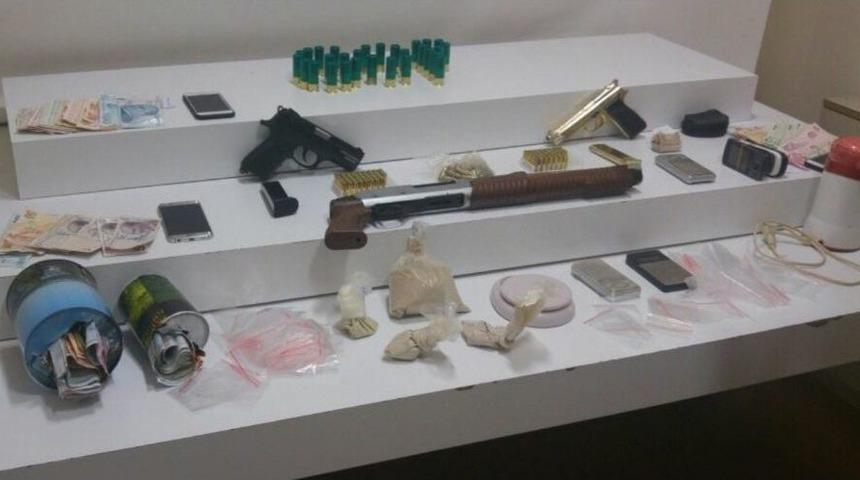 Uyuşturucu Satıcılarına Site Otoparkında Baskın