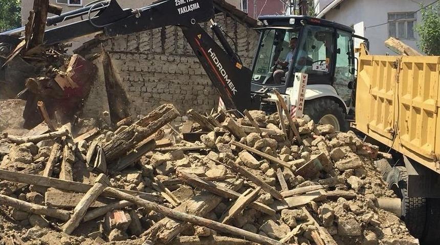 Vezirhan&rsquo;da Metruk Binalar Yıkılıyor