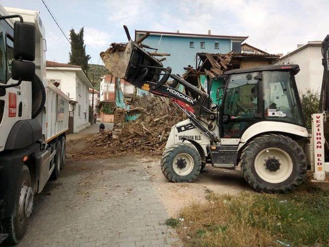 Vezirhan’da Metruk Binalar Yıkılıyor