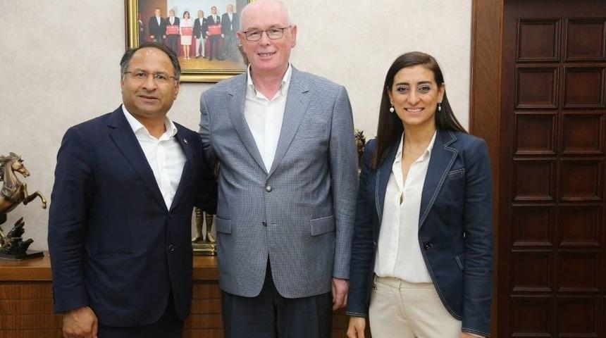 T&uuml;rkiye&rsquo;nin İlk Roman Milletvekili Başkan Kurt&rsquo;u Ziyaret Etti