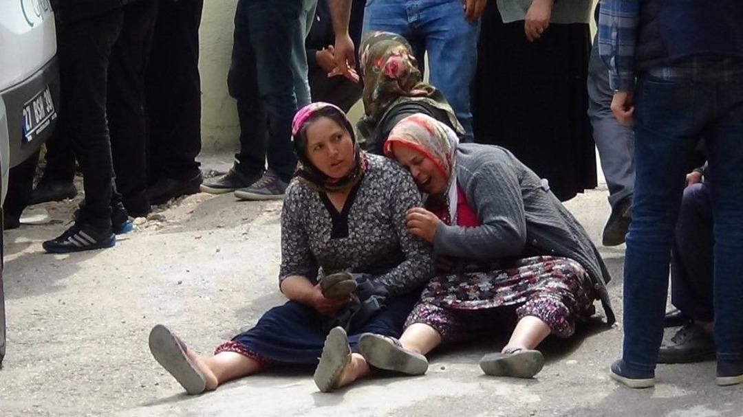 &Ccedil;ocuklarından Geriye Kalan Kıyafetlere Sarılıp Feryat Ettiler