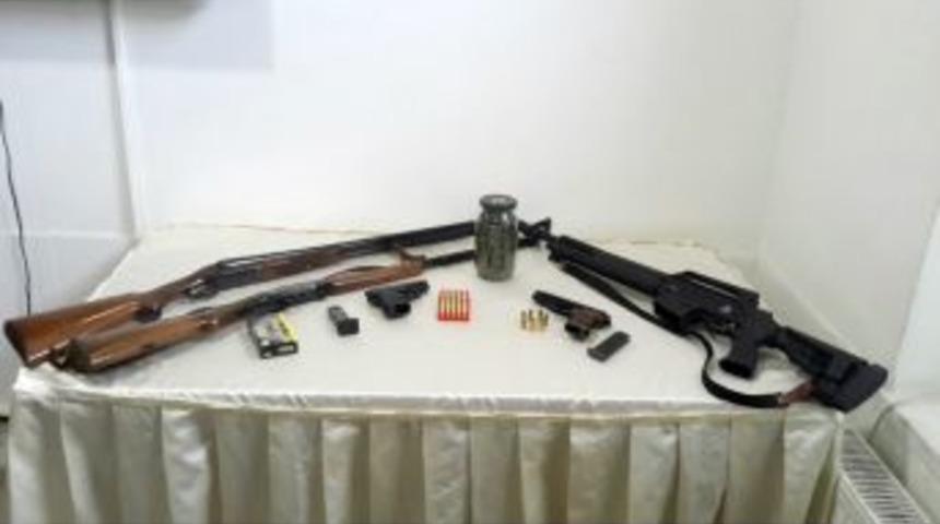 100 Gram Esrar Ve &Ccedil;ok Sayıda Ruhsatsız Silah Ele Ge&ccedil;irildi