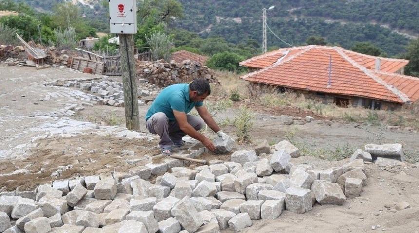 Burhaniye&rsquo;de Başkan Uysal Kırsal Mahalleleri &Ccedil;amurdan Kurtardı