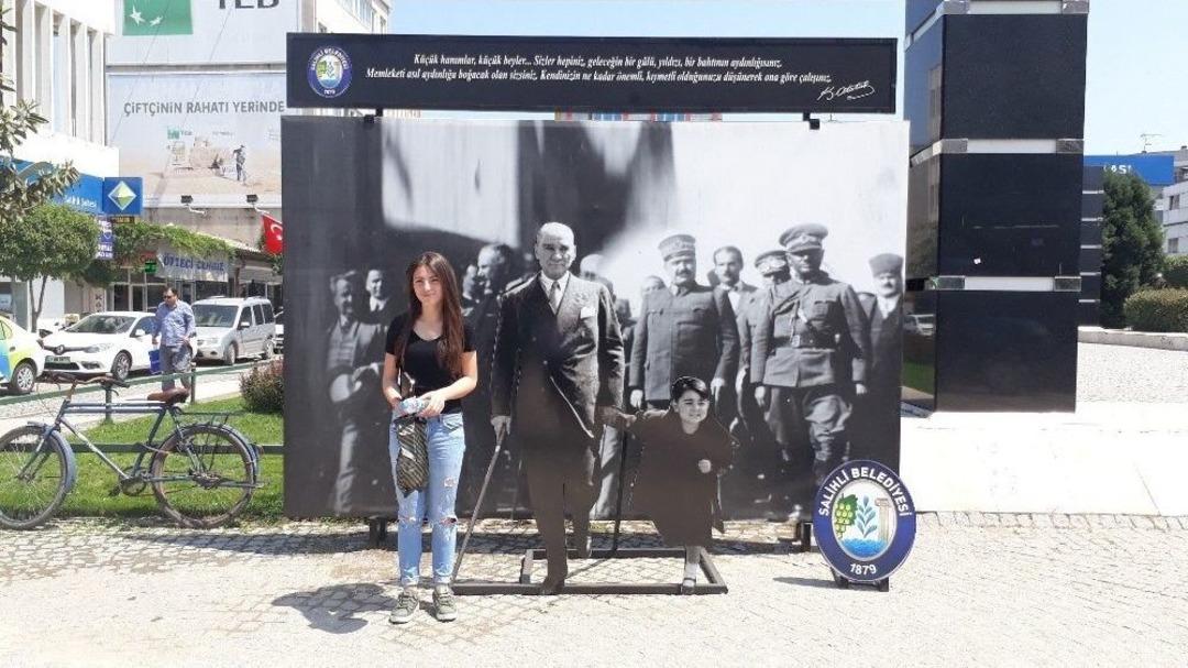 Salihli&rsquo;de 3 Boyutlu Atat&uuml;rk G&ouml;rseline B&uuml;y&uuml;k İlgi