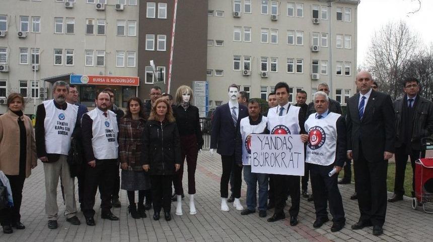 Sendikacılar Mankenleri Kamyonetle Ezdi