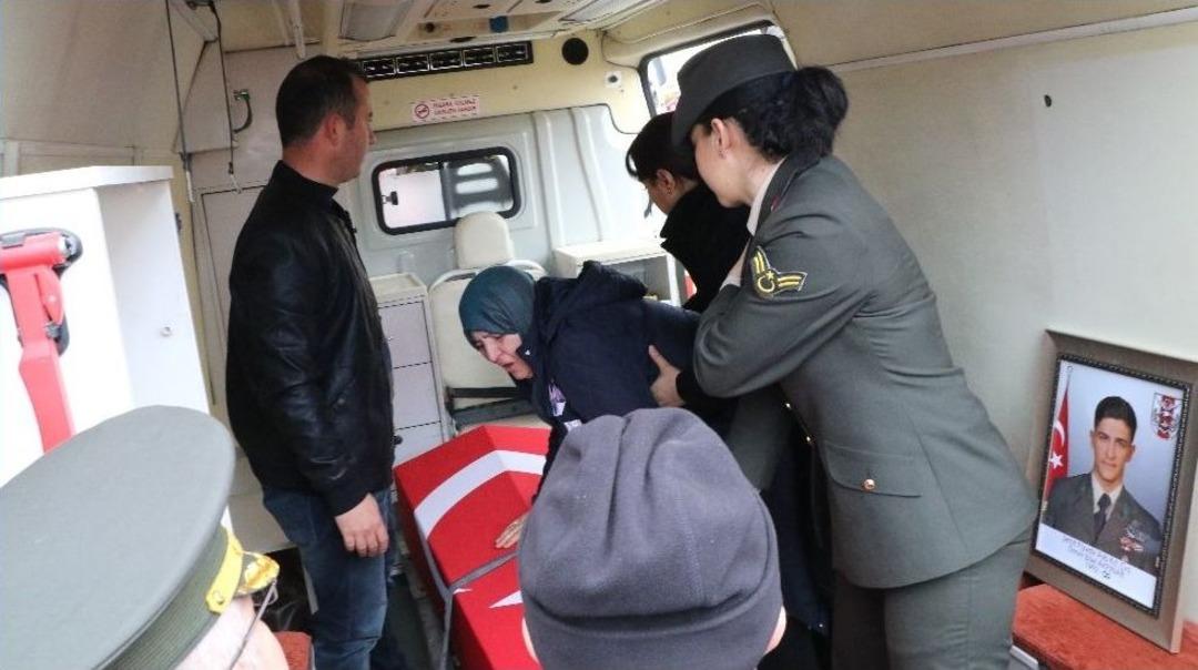 Şehit Annesi Oğlunun Naaşını Getiren Askerin Elini &Ouml;pt&uuml;