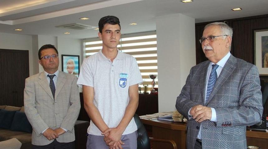 K&uuml;&ccedil;&uuml;k Kızı &Ouml;l&uuml;mden Son Anda Kurtaran Personel &Ouml;d&uuml;llendirildi