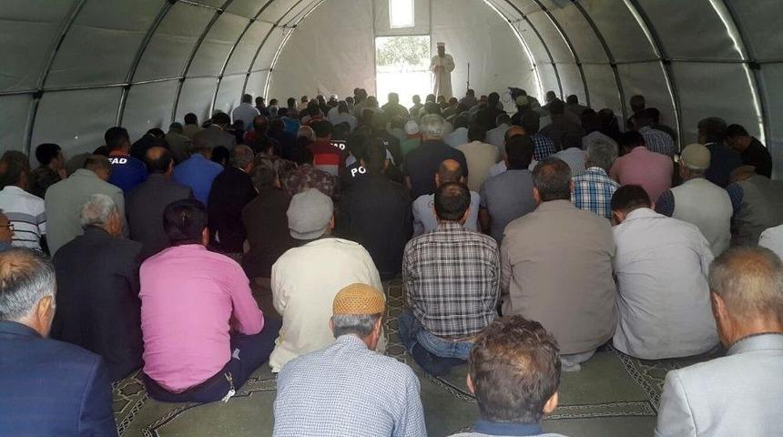 Depremzedeler Cuma Namazını Çadırlarda Kıldı