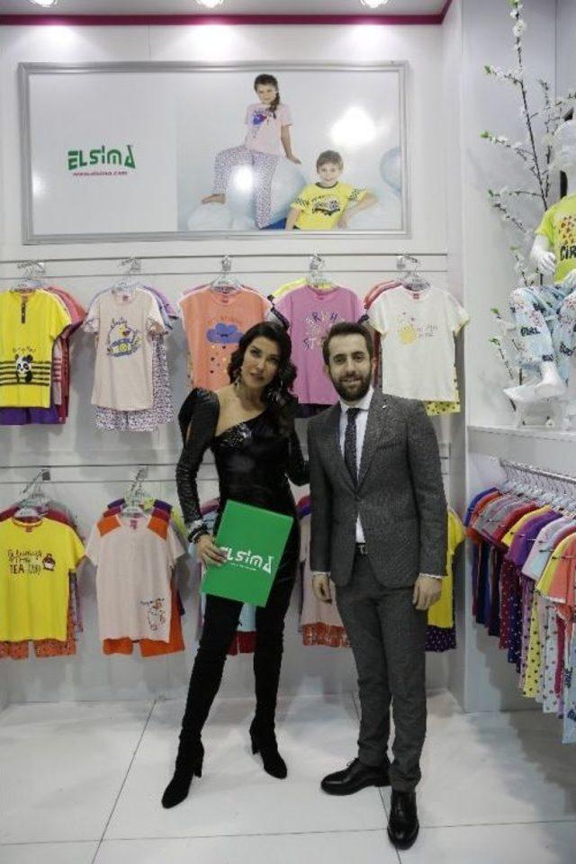 Fuar A&ccedil;ılışını &Uuml;nl&uuml; Manken Deniz Akkaya Yaptı 1