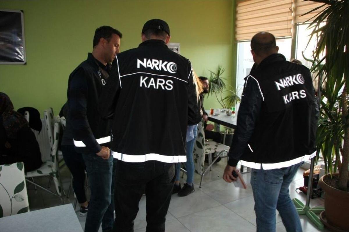 Kars&rsquo;ta Polis, Okul &Ccedil;evrelerinde Uygulama Yaptı