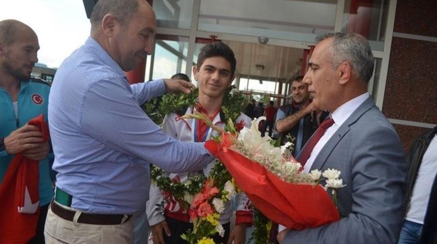 D&uuml;nya İkincisine &Ccedil;i&ccedil;ekli Karşılama