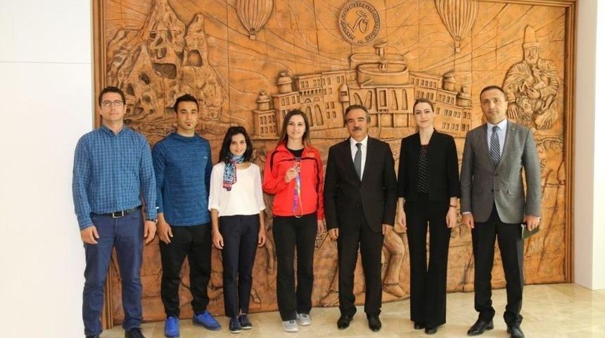 Rekt&ouml;r Bağlı, Dereceye Giren Takımları Makamında Kabul Etti