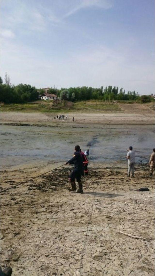 Bataklığa Saplanan Vatandaşı İtfaiye Kurtardı