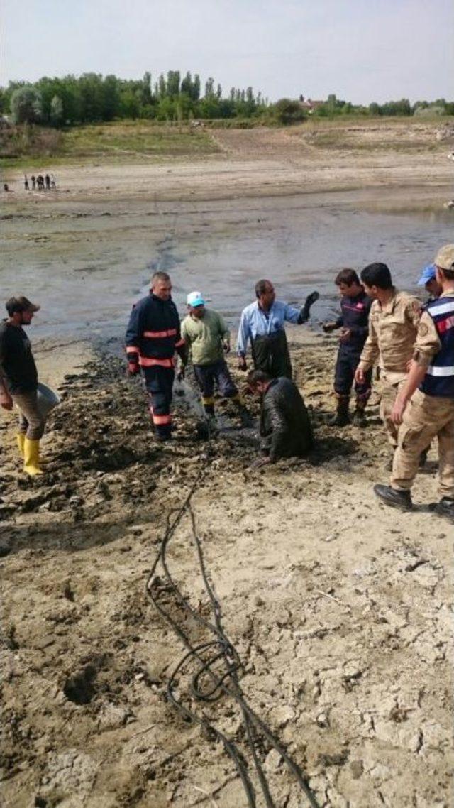 Bataklığa Saplanan Vatandaşı İtfaiye Kurtardı