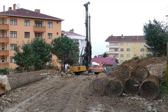 Sürmene’deki Heyelanlı Sahada 2. Etap Fore Kazık Çalışması Başladı