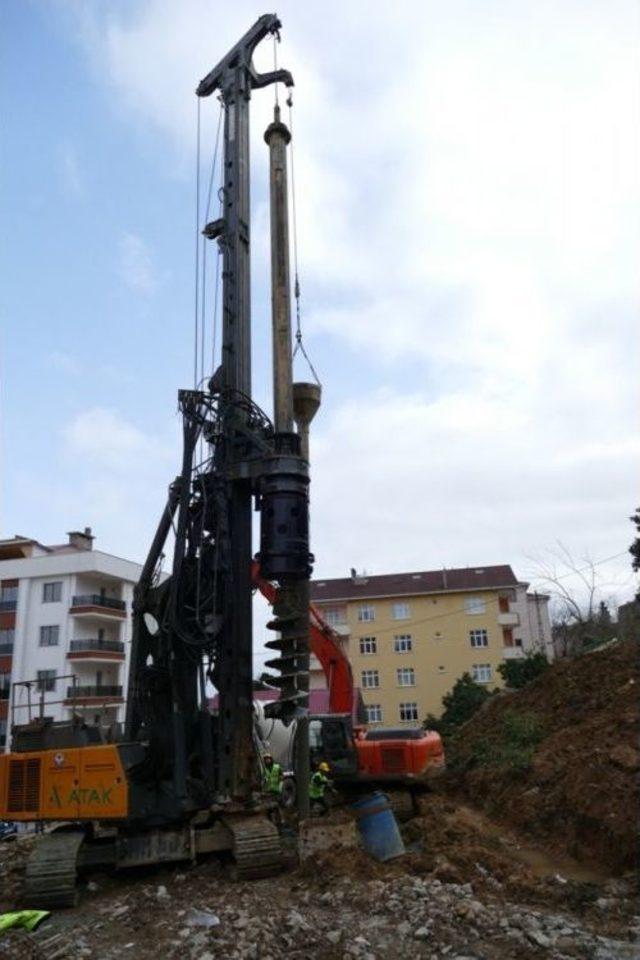 Sürmene’deki Heyelanlı Sahada 2. Etap Fore Kazık Çalışması Başladı