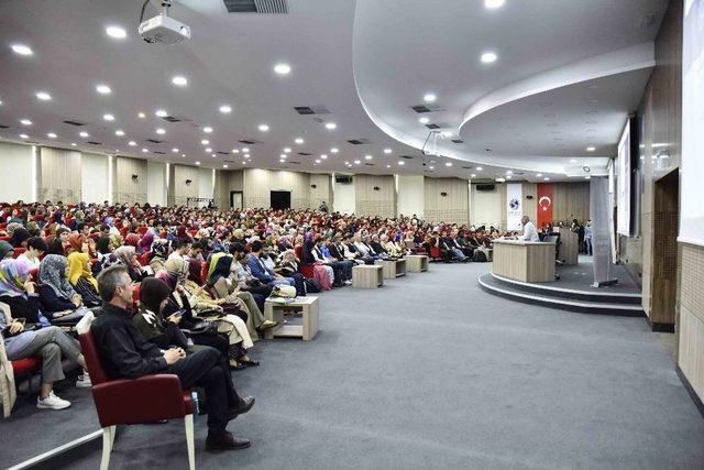 Sa&uuml;&rsquo;de İslam&rsquo;da Dini D&uuml;ş&uuml;nceler Konferansı Gre&ccedil;ekleşti 1