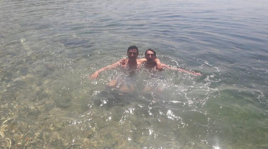 Sıcak Havayı Fırsat Bilip Buz Gibi Suya Atladılar