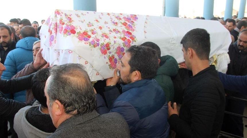 Patlamada &Ouml;len 2 &Ccedil;ocuk Annesi Son Yolculuğuna Uğurlandı