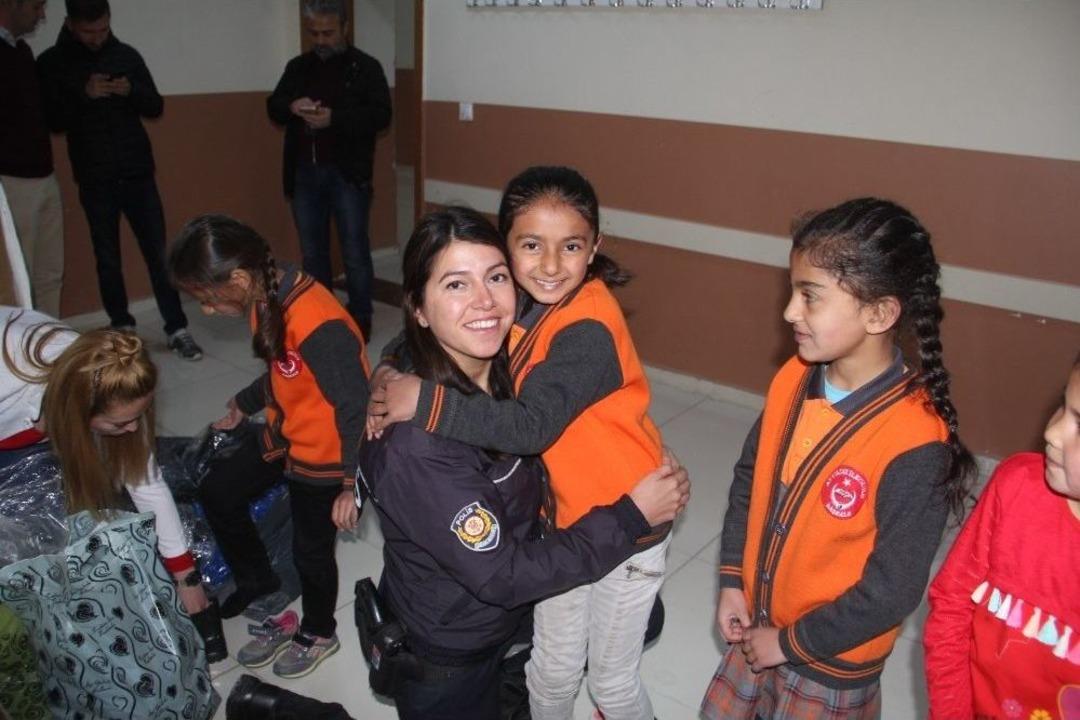 Başkale Polisinden 500 &Ouml;ğrenciye Giyim Yardımı