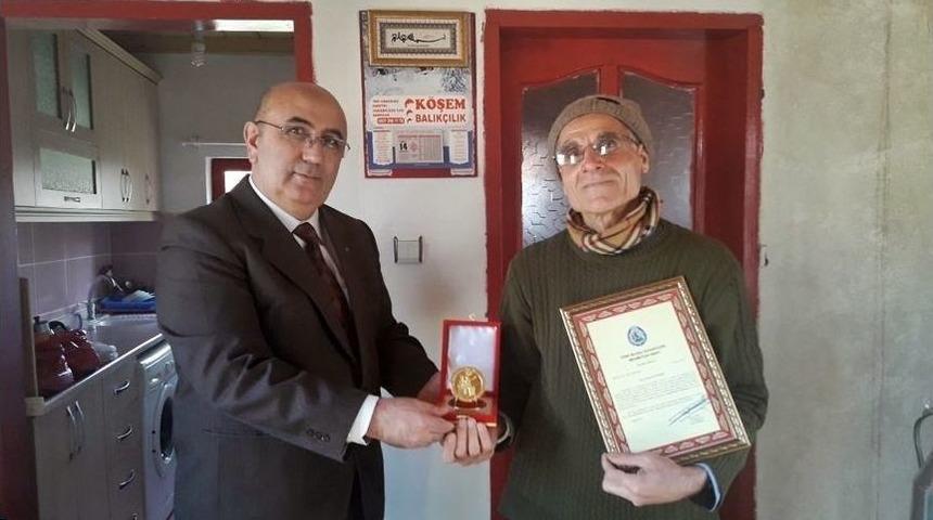 Kendisi Sobalı Evde Yaşarken L&uuml;ks Dairesini Mehmet&ccedil;iğe Bağışladı