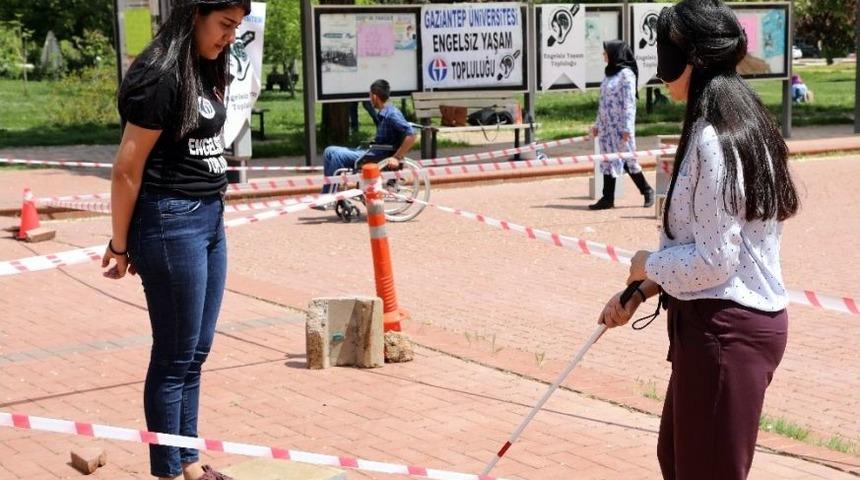 &Uuml;niversite &Ouml;ğrencileri 5 Dakikalığına G&ouml;rme Engelli Oldu