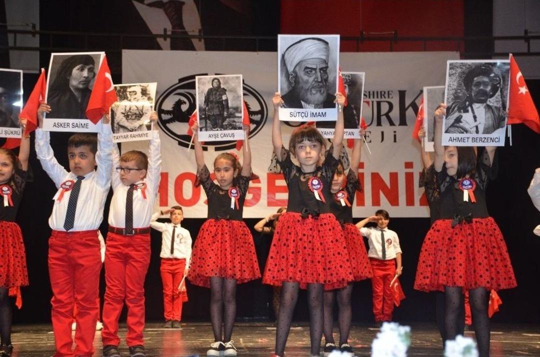 Yenilenen Y&uuml;z&uuml;yle &Ouml;zt&uuml;rk Hampshire Koleji&rsquo;nin &Ouml;ğrencileri Sahneye &Ccedil;ıktı