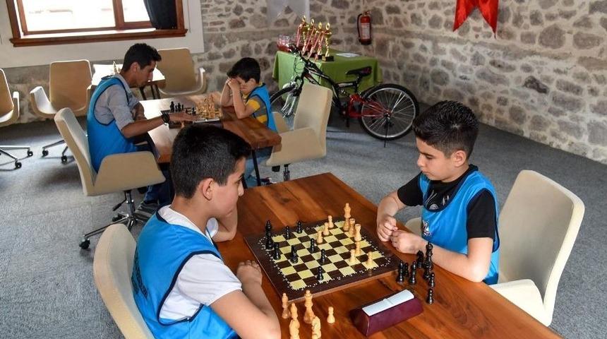 Satran&ccedil; Ustaları İş Başında