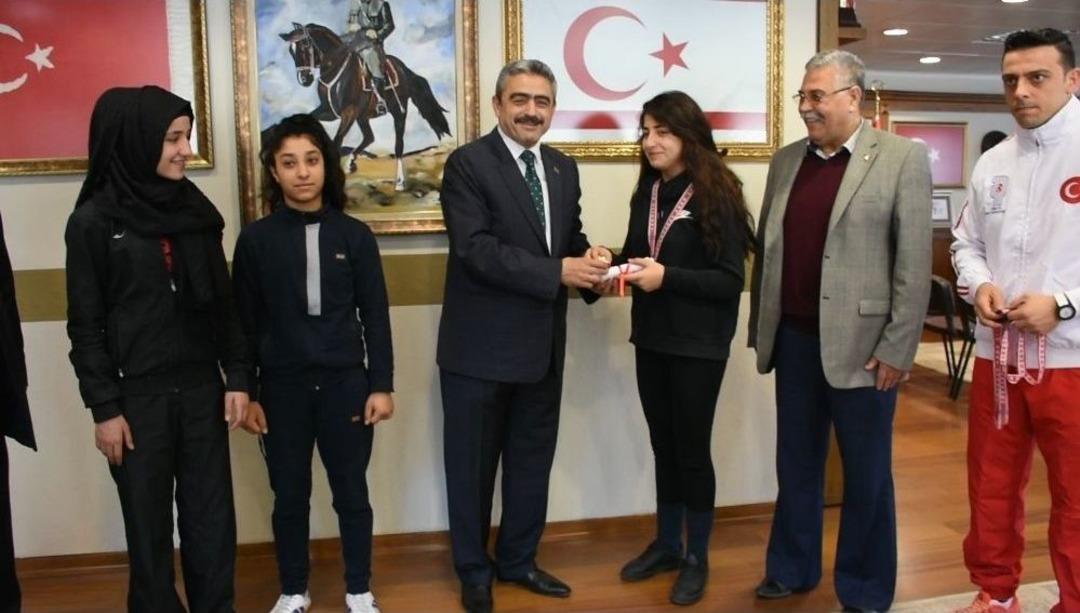 Başkan Alıcık, Boks Takımını &Ouml;d&uuml;llendirdi