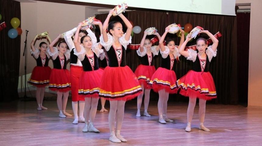 A&uuml; &Ccedil;ocuk Korosu Ve Bale G&ouml;sterisi İzleyenleri B&uuml;y&uuml;ledi