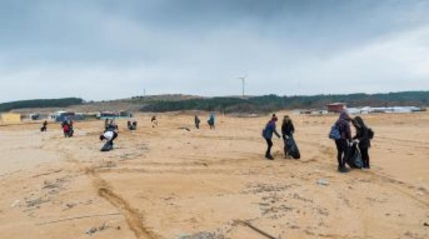 Akyatan Kumsalı Temizliği İ&ccedil;in G&ouml;n&uuml;ll&uuml;lere &Ccedil;ağrı