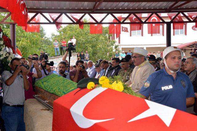 Şehit polis Çiçek ile babaannesi, yan yana defnedildi